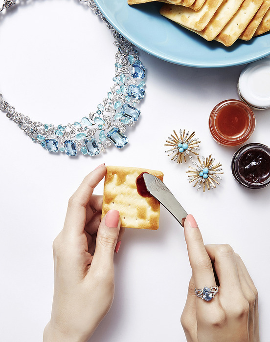 Chaumet Parure Splash 海水藍寶鑲鑽項鍊;Piaget Extremely Piaget 系列耳環;De Beers Volute 頂級藍鑽戒指。